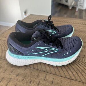 Used and well worn women’s Brooks running sneakers, size 6